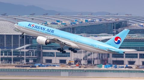 Eine Boeing 777 der Korean Air hebt vom Flughafen Seoul Incheon in Südkorea ab