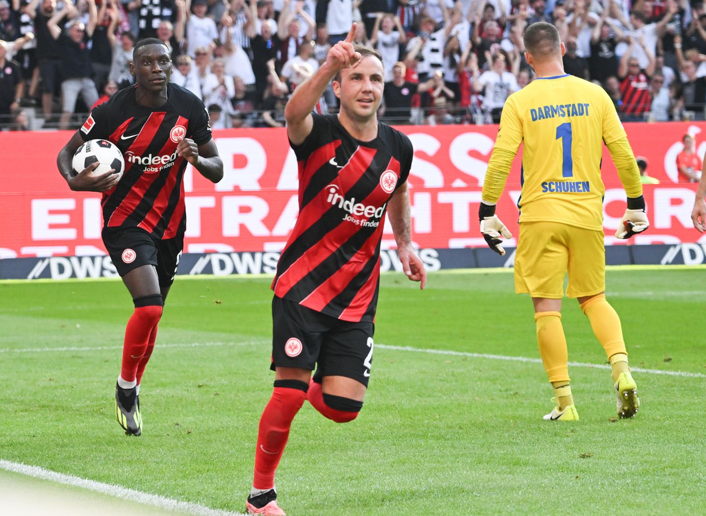 Dino Toppmöller hat ein gelungenes Bundesliga-Debüt als Cheftrainer von Eintracht Frankfurt gefeiert. Die Hessen bezwangen am ersten Spieltag der Fußball-Bundesliga zu Hause Aufsteiger Darmstadt 98 mit 1:0 (1:0). Den Siegtreffer markierte vor 55.000 Zuschauern am Sonntagabend der französische Stürmerstar Randal Kolo Muani, für den es womöglich das letzte Spiel für die Eintracht gewesen sein könnte. Der 24 Jahre alte Toptorjäger wird mit einem Wechsel in seine Heimat zu Paris Saint-Germain in Verbindung gebracht. Eintracht-Sportvorstand Markus Krösche bestätigte vor dem Anpfiff bei DAZN, dass es ein Angebot für den Vizeweltmeister gebe. Dem Vernehmen nach soll der Rekordmeister aus Paris eine Offerte von 70 Millionen Euro gemacht haben, die Eintracht soll aber 30 Millionen Euro mehr an Ablöse fordern.