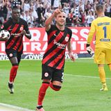 Dino Toppmöller hat ein gelungenes Bundesliga-Debüt als Cheftrainer von Eintracht Frankfurt gefeiert. Die Hessen bezwangen am ersten Spieltag der Fußball-Bundesliga zu Hause Aufsteiger Darmstadt 98 mit 1:0 (1:0). Den Siegtreffer markierte vor 55.000 Zuschauern am Sonntagabend der französische Stürmerstar Randal Kolo Muani, für den es womöglich das letzte Spiel für die Eintracht gewesen sein könnte. Der 24 Jahre alte Toptorjäger wird mit einem Wechsel in seine Heimat zu Paris Saint-Germain in Verbindung gebracht. Eintracht-Sportvorstand Markus Krösche bestätigte vor dem Anpfiff bei DAZN, dass es ein Angebot für den Vizeweltmeister gebe. Dem Vernehmen nach soll der Rekordmeister aus Paris eine Offerte von 70 Millionen Euro gemacht haben, die Eintracht soll aber 30 Millionen Euro mehr an Ablöse fordern.
