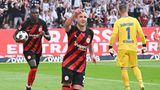 Dino Toppmöller hat ein gelungenes Bundesliga-Debüt als Cheftrainer von Eintracht Frankfurt gefeiert. Die Hessen bezwangen am ersten Spieltag der Fußball-Bundesliga zu Hause Aufsteiger Darmstadt 98 mit 1:0 (1:0). Den Siegtreffer markierte vor 55.000 Zuschauern am Sonntagabend der französische Stürmerstar Randal Kolo Muani, für den es womöglich das letzte Spiel für die Eintracht gewesen sein könnte. Der 24 Jahre alte Toptorjäger wird mit einem Wechsel in seine Heimat zu Paris Saint-Germain in Verbindung gebracht. Eintracht-Sportvorstand Markus Krösche bestätigte vor dem Anpfiff bei DAZN, dass es ein Angebot für den Vizeweltmeister gebe. Dem Vernehmen nach soll der Rekordmeister aus Paris eine Offerte von 70 Millionen Euro gemacht haben, die Eintracht soll aber 30 Millionen Euro mehr an Ablöse fordern.
