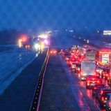 Die Interstate 10 wurde in beiden Richtungen wegen Überschwemmungen gesperrt.