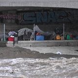 In der Nähe des reißenden Los Angeles River haben Obdachlose versucht, ihre Zelte und Besitztümer zu sichern. 
