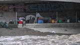 In der Nähe des reißenden Los Angeles River haben Obdachlose versucht, ihre Zelte und Besitztümer zu sichern. 