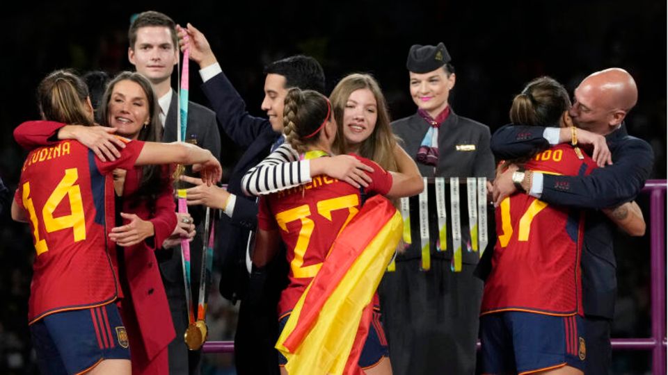 Ein ungewollter Kuss von Spaniens Fußballboss Rubiales (ganz rechts) sorgt bei der WM-Siegerehrung in Sydney für Empörung