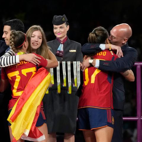 Ein ungewollter Kuss von Spaniens Fußballboss Rubiales (ganz rechts) sorgt bei der WM-Siegerehrung in Sydney für Empörung