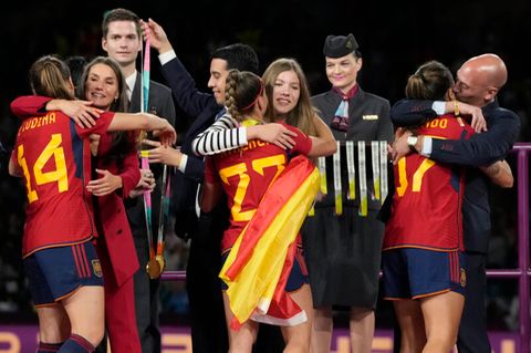 Ein ungewollter Kuss von Spaniens Fußballboss Rubiales (ganz rechts) sorgt bei der WM-Siegerehrung in Sydney für Empörung