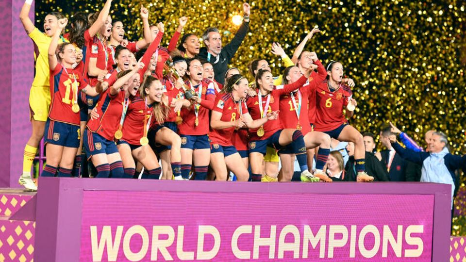 Spaniens Spielerinnen feiern mit dem WM-Pokal nach dem Sieg gegen England