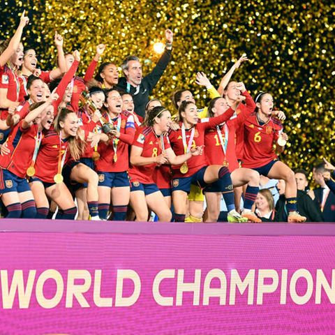 Spaniens Spielerinnen feiern mit dem WM-Pokal nach dem Sieg gegen England