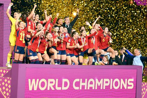 Spaniens Spielerinnen feiern mit dem WM-Pokal nach dem Sieg gegen England