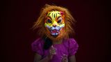 Chennai, Indien. Ein Mädchen tritt als Tiger verkleidet beim indischen Erntefest "Onam" auf. Am vierten Tag des Festes kommen Menschen auf den Straßen zusammen und tanzen, mit Tigermuster bemalt, den traditionellen "Pulikali". 
