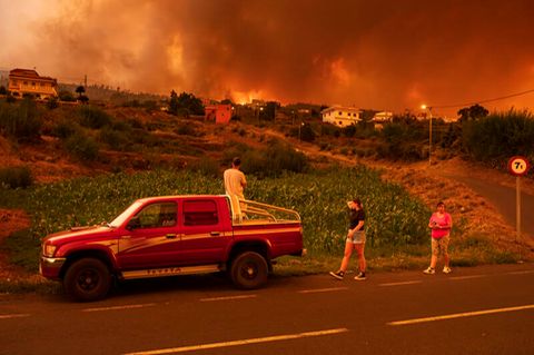 Anwohner versuchen ihre Häuser im Dorf Benijos auf Teneriffa zu erreichen, während die Polizei das Gebiet abriegelt