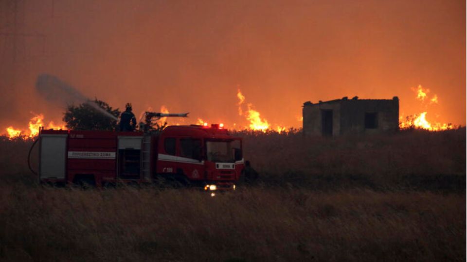 Feuerwehrleute kämpfen gegen einen Waldbrand in Alexandroupolis, im äußersten Nordosten Griechenlands