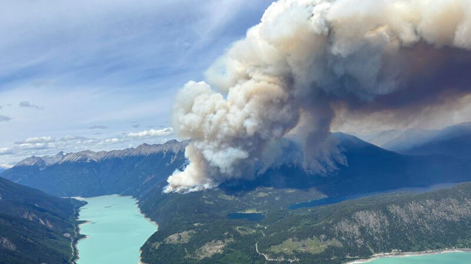 In Kanada brennt es noch immer. Eine Luftaufnahme zeigt eine riesige Rauchwolke, die sich über den Waldbränden in der Nähe des Downton Lake im südlichen Teil von British Columbia ausbreitet.