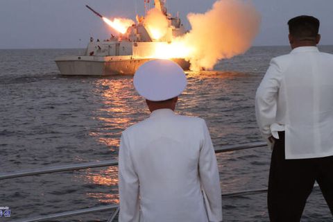 Militärmanöver in Südkorea: Nordkorea zündet Testraketen – Kim Jong Un überwacht Abschuss höchstpersönlich