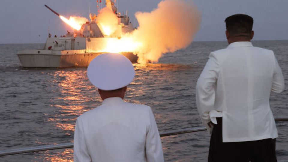 Militärmanöver in Südkorea: Nordkorea zündet Testraketen – Kim Jong Un überwacht Abschuss höchstpersönlich Militärmanöver in Südkorea: Nordkorea zündet Testraketen – Kim Jong Un überwacht Abschuss höchstpersönlich