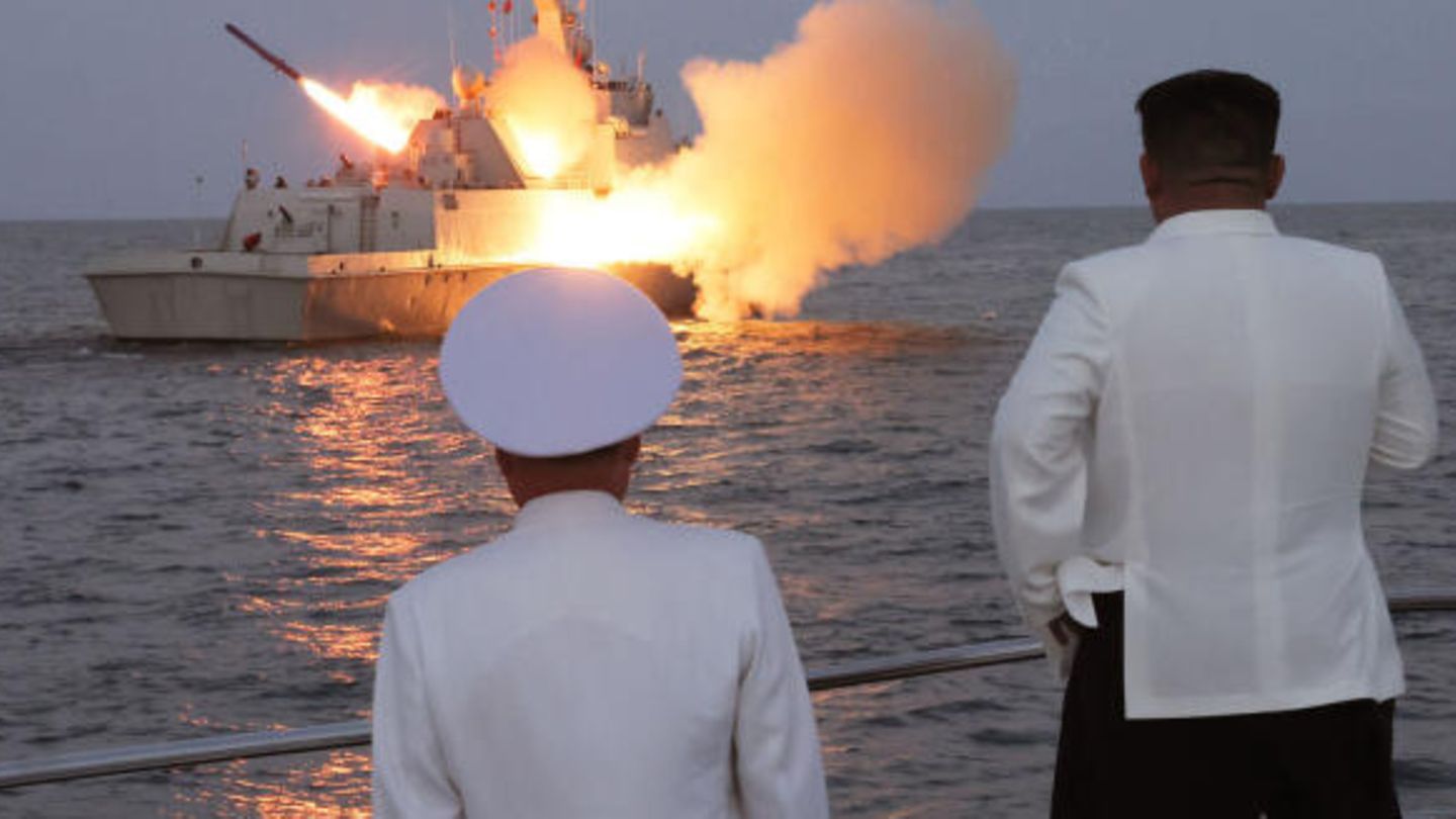 North Korea ignites test missiles – Kim Jong Un monitors launch (video)