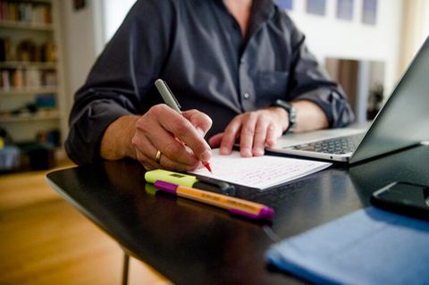 Mann arbeitet an einem Schreibtisch im homeoffice