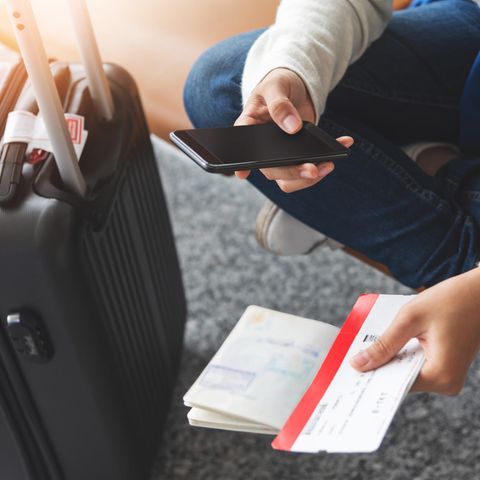 Frau mit Ticket am Flughafen
