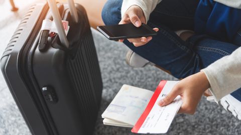 Frau mit Ticket am Flughafen