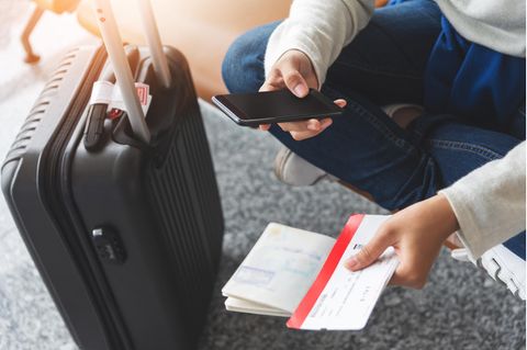 Frau mit Ticket am Flughafen