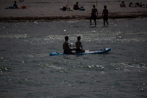Menschen baden in einem See. In Florida sind mehrere Personen an den Folgen einer Vibrionen-Infektion gestorben.