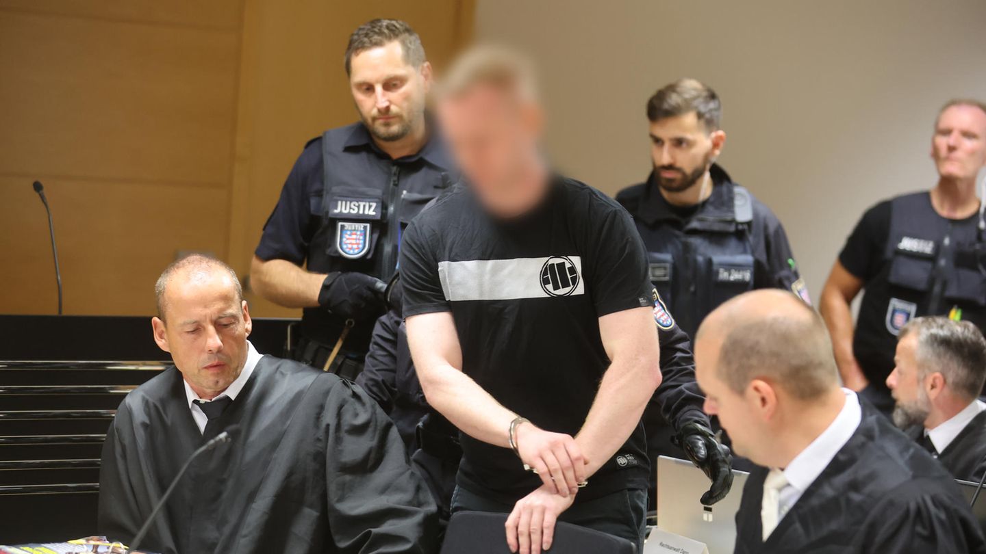 Vier Männer wurden in Jena angeklagt. Zum Prozessauftakt schwiegen sie alle. 