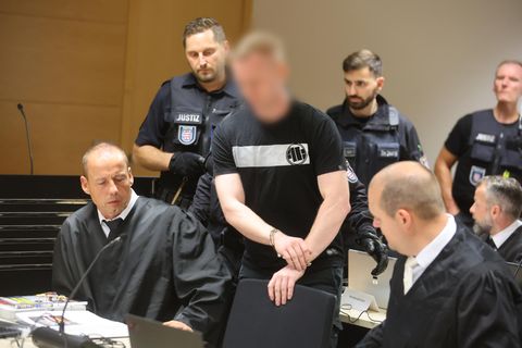 Vier Männer wurden in Jena angeklagt. Zum Prozessauftakt schwiegen sie alle. 