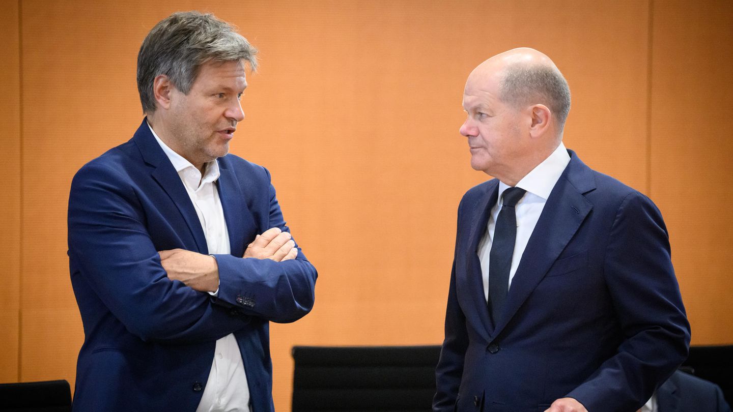 Robert Habeck (l., Bündnis 90/Die Grünen), Bundesminister für Wirtschaft und Klimaschutz, und Bundeskanzler Olaf Scholz (SPD)