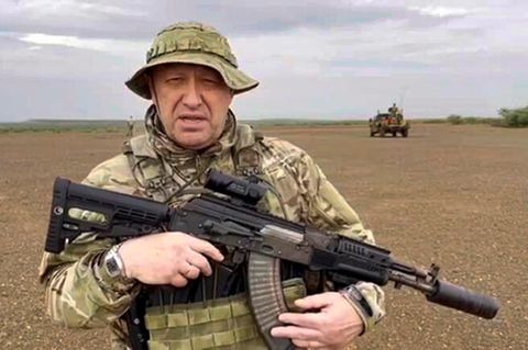 In diesem Video aus dem Telegram-Kanal "Razgruzka Vagnera" spricht Jewgeni Prigoschin, Chef der Söldnergruppe Wagner, in Tarnkleidung und mit Gewehr in der Hand