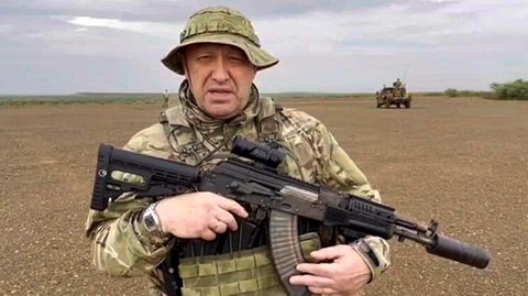 In diesem Video aus dem Telegram-Kanal "Razgruzka Vagnera" spricht Jewgeni Prigoschin, Chef der Söldnergruppe Wagner, in Tarnkleidung und mit Gewehr in der Hand