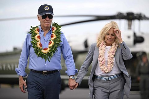 Joe und Jill Biden mit Blumenkette