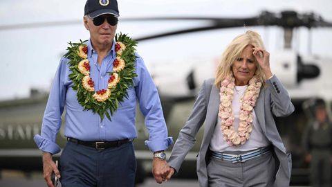 Joe und Jill Biden mit Blumenkette