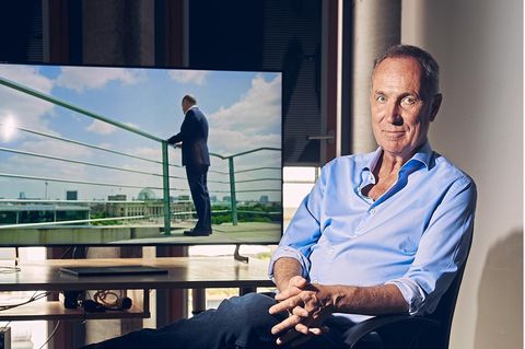 Stephan Lamby vor einer Szene aus seinem Film "Ernstfall"