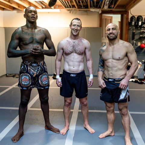 Mark Zuckerberg mit den Kampfsportlern Israel Adesanya und Alexander Volkanovski