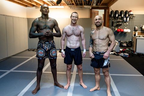 Mark Zuckerberg mit den Kampfsportlern Israel Adesanya und Alexander Volkanovski
