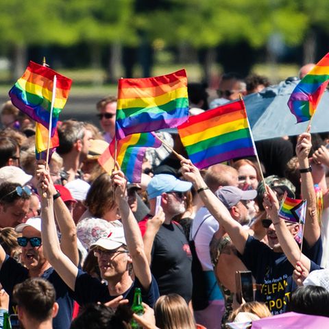 Teilnehmer des Christopher Street Day in Köln: Die LGBTQ-Gemeinde setzt sich seit Langem für das Selbstbestimmungsgesetz ein Teilnehmer des Christopher Street Day in Köln: Die LGBTQ-Gemeinde setzt sich seit Langem für das Selbstbestimmungsgesetz ein
