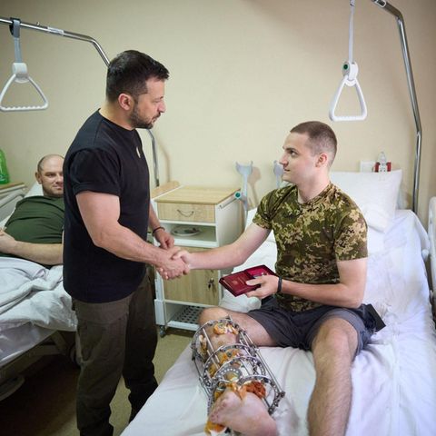 Selenskyj schüttelt einem Soldaten im Krankenbett die Hand