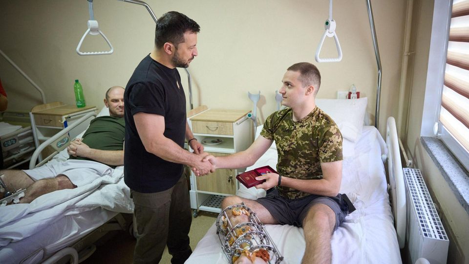Selenskyj schüttelt einem Soldaten im Krankenbett die Hand