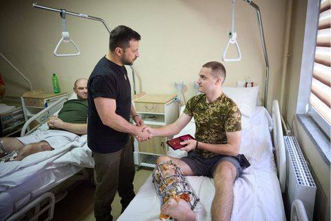 Selenskyj schüttelt einem Soldaten im Krankenbett die Hand
