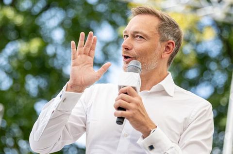 Christian Lindner spricht beim Ministerdialog am Tag der offenen Tür der Bundesregierung mit Besuchern