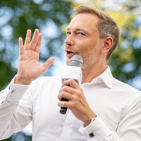 Christian Lindner spricht beim Ministerdialog am Tag der offenen Tür der Bundesregierung mit Besuchern