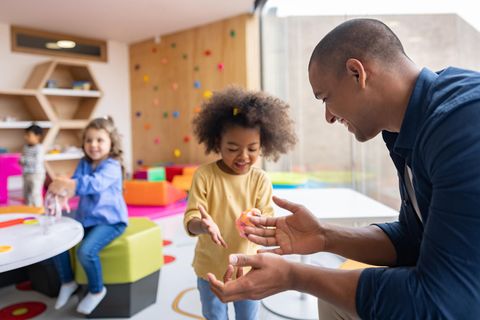 Männlicher Erzieher in einer Kindertagesstätte