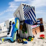 Strandspielzeug liegt bei sonnigem Wetter neben einem Strandkorb am Strand der Insel Wangerooge.