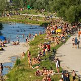Menschen suchen Mitte Juli am Ufer und in der Isar Abkühlung von den hochsommerlichen Temperaturen in Bayern