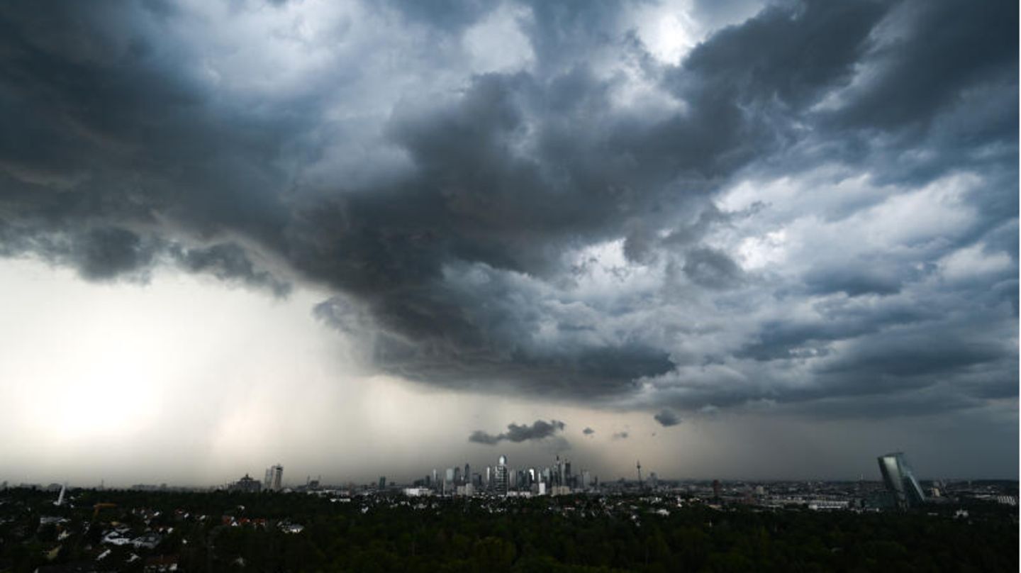 Regen Dunkle Wolken über der Frankfurter Skyline