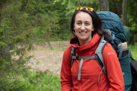 Happiness-Coach Mikaela Creutz auf einer kleinen Wanderung im Wald.