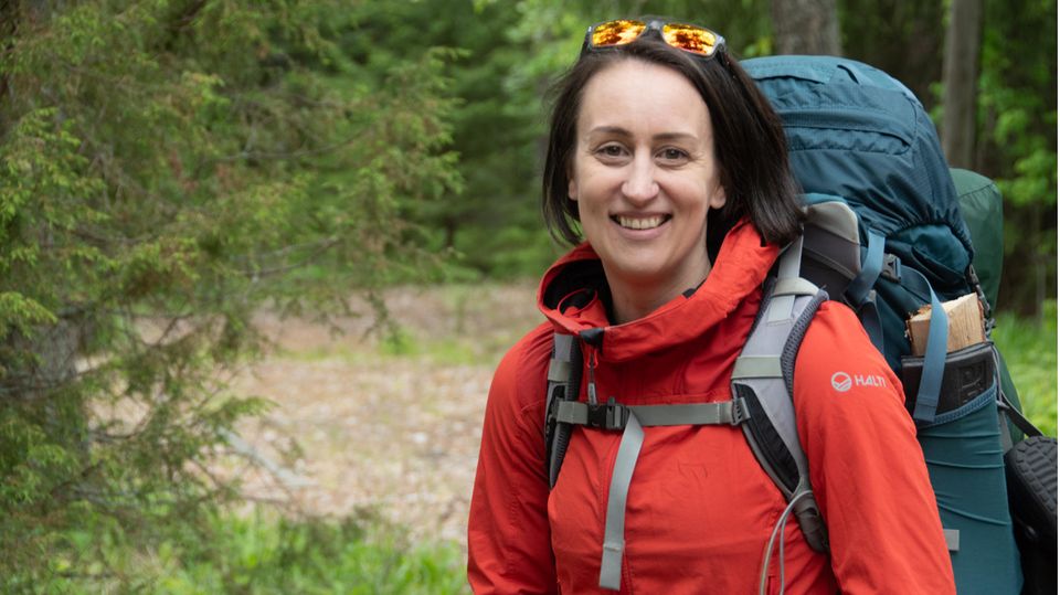 Happiness-Coach Mikaela Creutz auf einer kleinen Wanderung im Wald.
