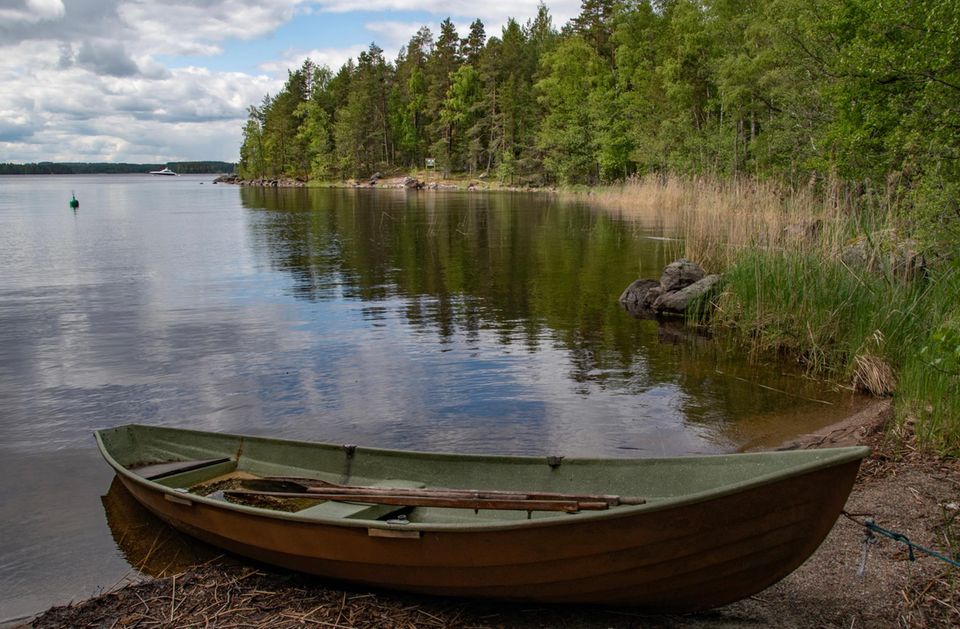 Ein Boot am Ufer des Saimaa-Sees in Finnland. Ein Boot am Ufer des Saimaa-Sees in Finnland.
