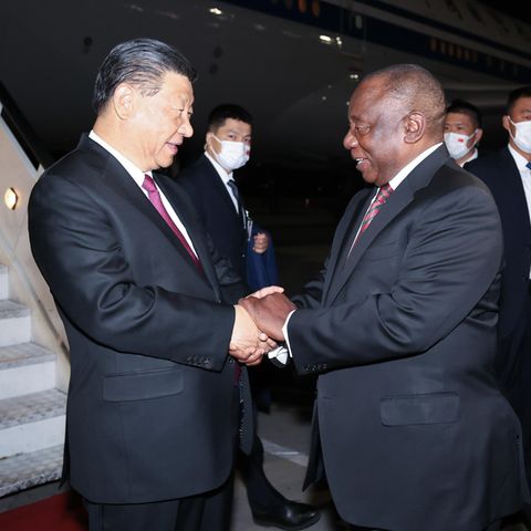 Brics-Gipfel: Cyril Ramaphosa begrüßt den chinesischen Präsidenten Xi Jinping bei seiner Ankunft am Flughafen