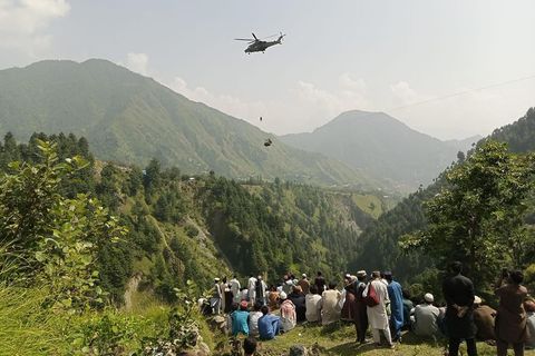 Rettungskräfte seilen sich aus einem Militärhubschrauber zur Gondel ab